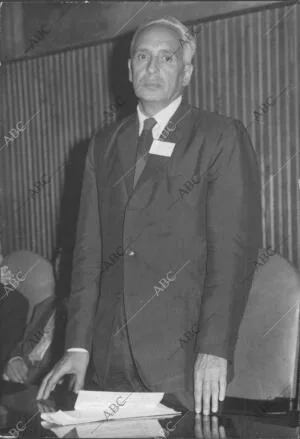 El doctor don severo Ochoa, premio Nobel de medicina en 1959, Preside la sesión...