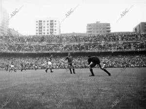 El partido se celebró en el Estadio Santiago Bernabéu y acabó con el resultado...