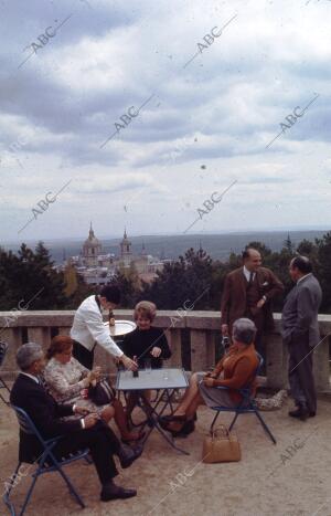 Personas en una terraza en El Escorial