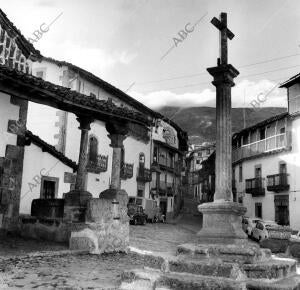 Humilladero y calle mayor de Candelario (Salamanca)