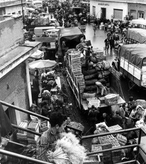 Descarga de los Camiones en el mercado central de Madrid