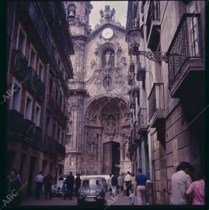 Calle Mayor, al fondo la portada de la Basílica de Santa María del Coro, con la...