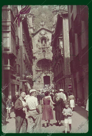 Calle Mayor, al fondo la portada de la Basílica de Santa María del Coro, con la...