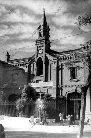 Fachada del hospital de san José y santa Adela, de la cruz Roja, en Madrid