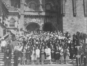 Peregrinación de la Universidad Española: Vistiendo el atuendo Académico, los...