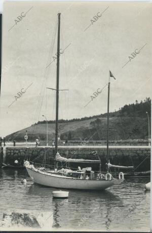 El Yate «Giralda», a su entrada en el muelle del puerto