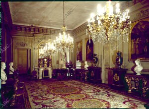 Vista del salón de baile, decorado con tapices, regalo del rey Carlos X de...