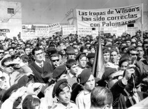 Un aspecto de la Plaza Mayor de Palomares durante la visita de Fraga