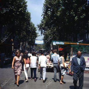 Una vista de las Ramblas, con el anuncio de los Festivales españoles de...