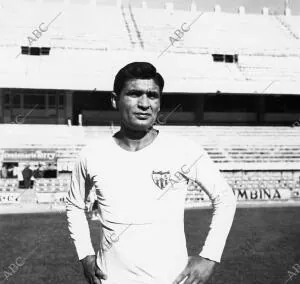 Nacido en Linares, fichó por el Sevilla en 1966