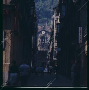 Calle Mayor, al fondo la portada de la Basílica de Santa María del Coro, con la...