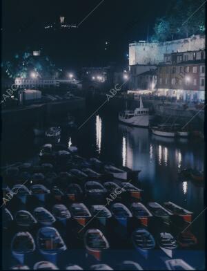 San Sebastián, 1968 (CA.). El puerto de San Sebastián por la noche. Al fondo, el...