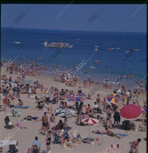 San Sebastián, 1968. Bañistas en la Playa de la Ondarreta