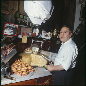 Preparando bocadiilos de jamón en un bar de San Sebastián