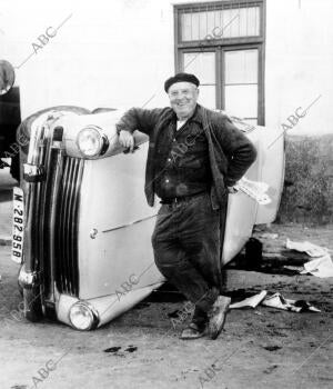 Don Santiago Bernabéu, sonríe poco después de haber salido prodigiosamente ileso...