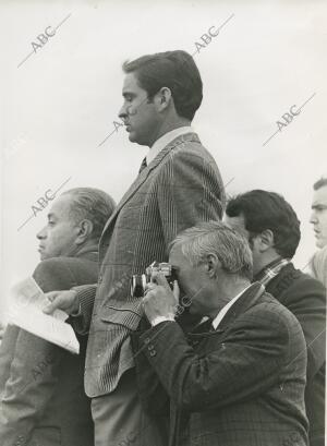 Un aficionado tomando fotografías durante una de las carreras de caballos