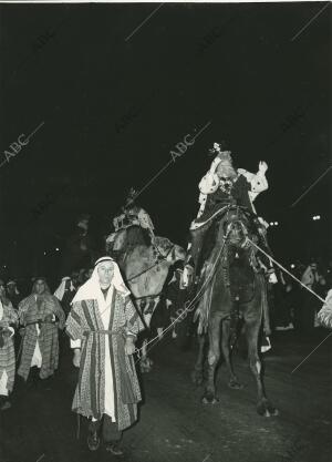 En la imagen, los tres magos de oriente saludando desde lo alto de sus camellos