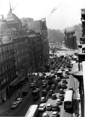 Vista aérea de la calle de Serrano, con la puerta de Alcalá al fondo