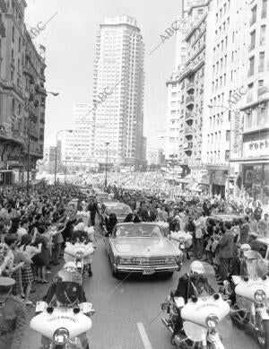 Los Astronautas Americanos Armstrong, Collins y Aldrin se Dirigen en coche...