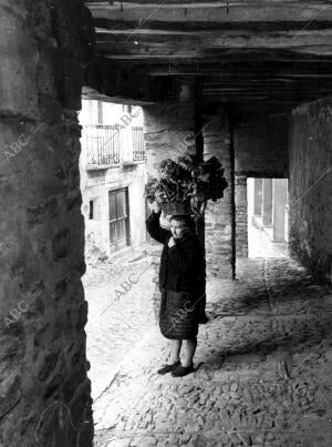 Mujer en una de las Calles del pueblo Yanguas (Soria)