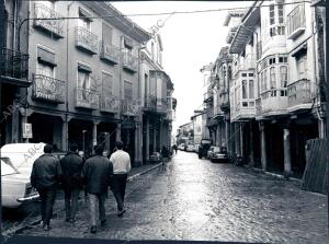 Transeuntes Paseando por una de las Calles de la localidad de la Bañeza