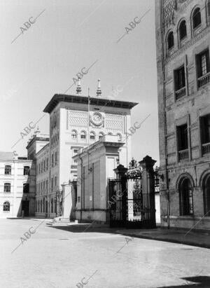 Puerta de entrada de la academia militar de Zaragoza