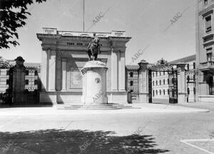 Puerta de entrada de la academia militar de Zaragoza