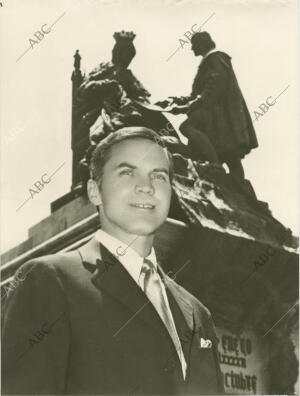 John Paul Paine, ante el monumento a Isabel la Católica y Colón