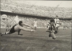 En la imagen, Luis Aragonés anota el segundo gol