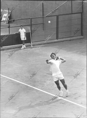 Manolo Orantes durante la disputa de la final del campeonato de España de tenis