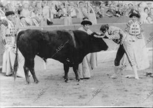 un desplante típico De "el Cordobés" durante la Feria del Pilar de 1970