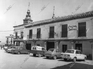 Imagen de la plaza de Navalcarnero con la torre de la iglesia de Fondo