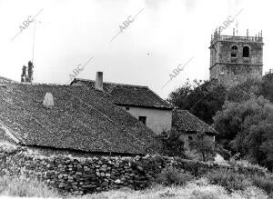 Vista de Algunas Casas y del Campanario de la iglesia del pueblo de Riaza...