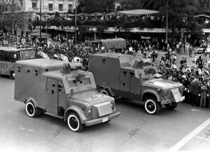 La policía Armada, Desfilando con sus Perros Policías y los Tanques de agua para...