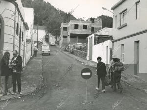 En la imagen, unos turistas por las calles del municipio