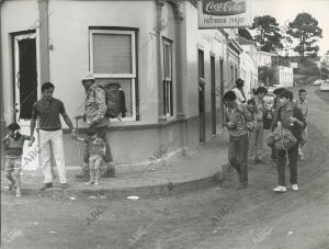 En la imagen, unos turistas por las calles del municipio