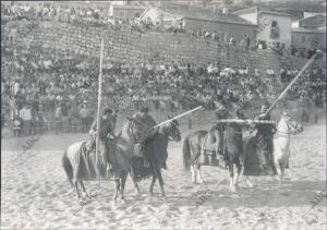 Foto tomada durante un festival de teatro medieval en el pueblo de Hita, en el...