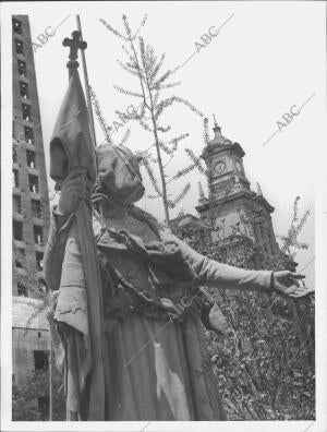 Traslado de la estatua de Cristóbal Colón, en la plaza de su Nombre, A su nuevo...