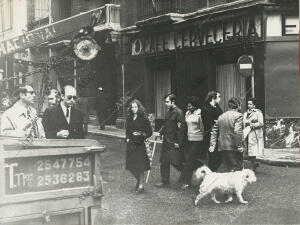 Personas paseando por la calle Barquillo en una imagen de los años 70