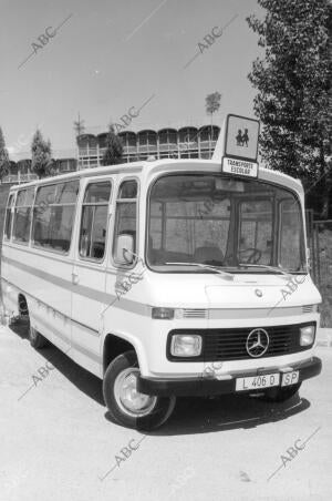 Vehículo de transporte escolar con su placa Identificativa