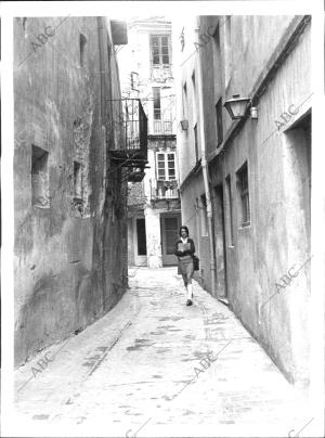 Estudiante Paseando por una calle de la seo de Urgell