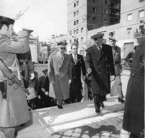 El Jefe de Estado, Francisco Franco, acompañado por el Ministro de Obras...