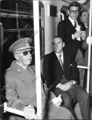 El Jefe de Estado, Francisco Franco, acompañado por el Ministro de Obras...