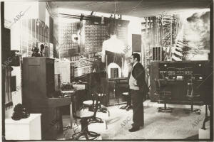 En la imagen, una persona contempla una de las antiguas centrales