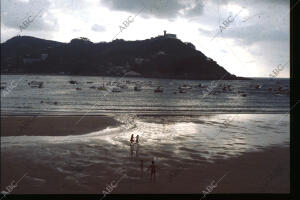 Atardecer en la Playa de la Ondarreta, con vistas al Monte Igueldo