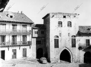 Vista parcial de la plaza y el ayuntamiento del pueblo Santillana del Mar...