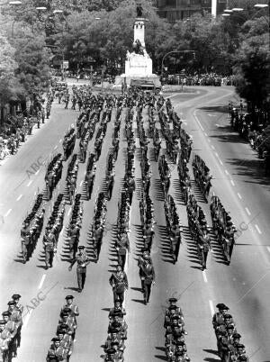 La guardia civil en el paseo de la Castellana, A su paso por la glorieta de...