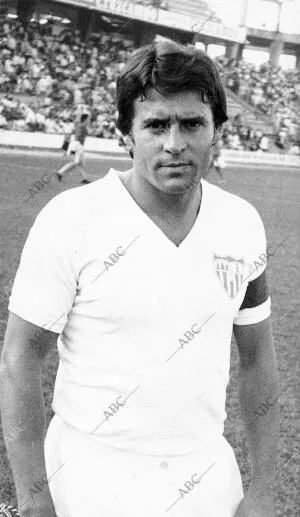 Enrique Lora, jugador de Sevilla