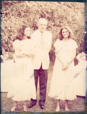 Don <strong>Guillermo</strong> <strong>Luca</strong> de <strong>tena</strong> con sus Hijas, soledad y catalina Luca de tena