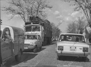 Automoviles Transitando una de las Calzadas de las Calles de Getafe (Madrid)